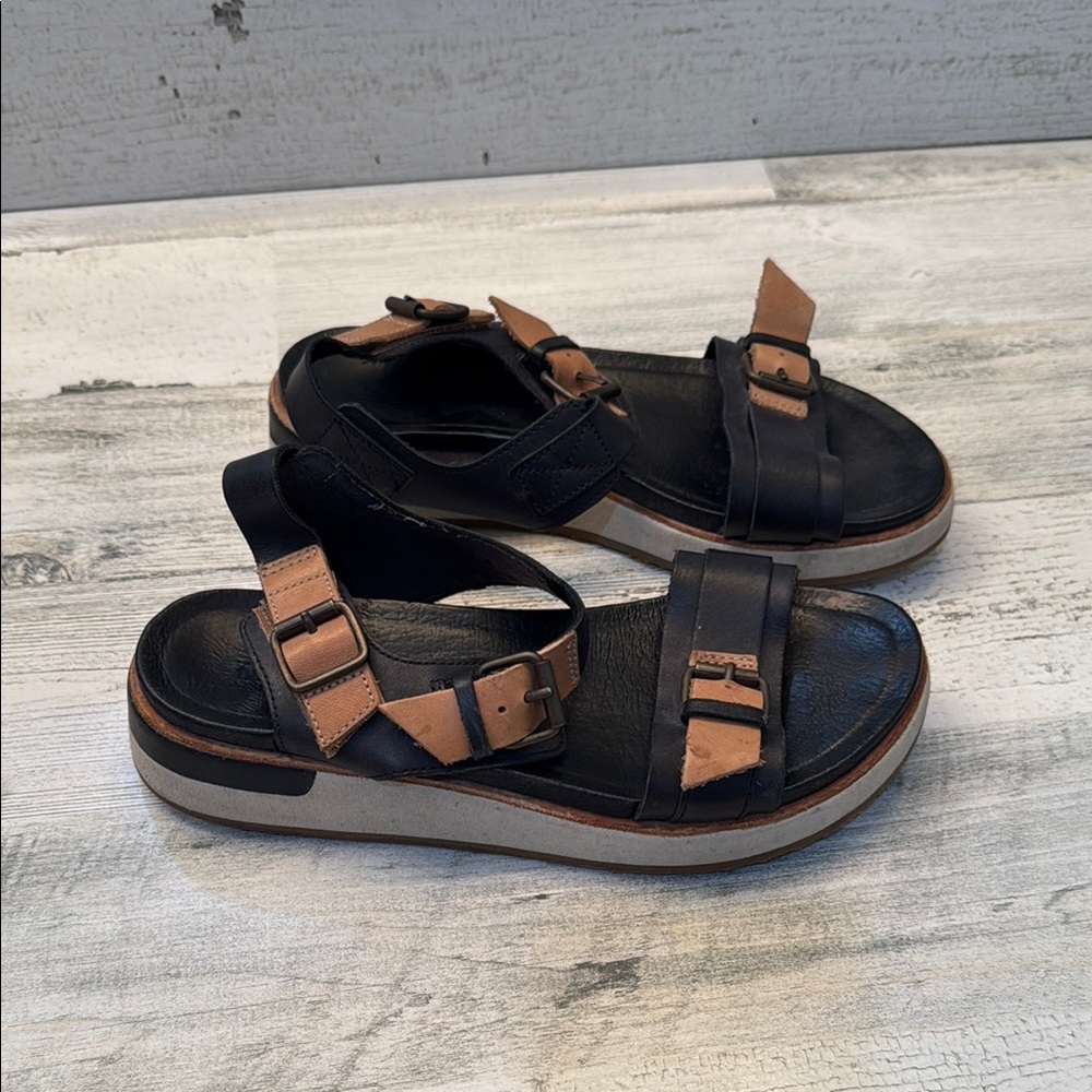 Merrell Women's Black and Tan Sandals